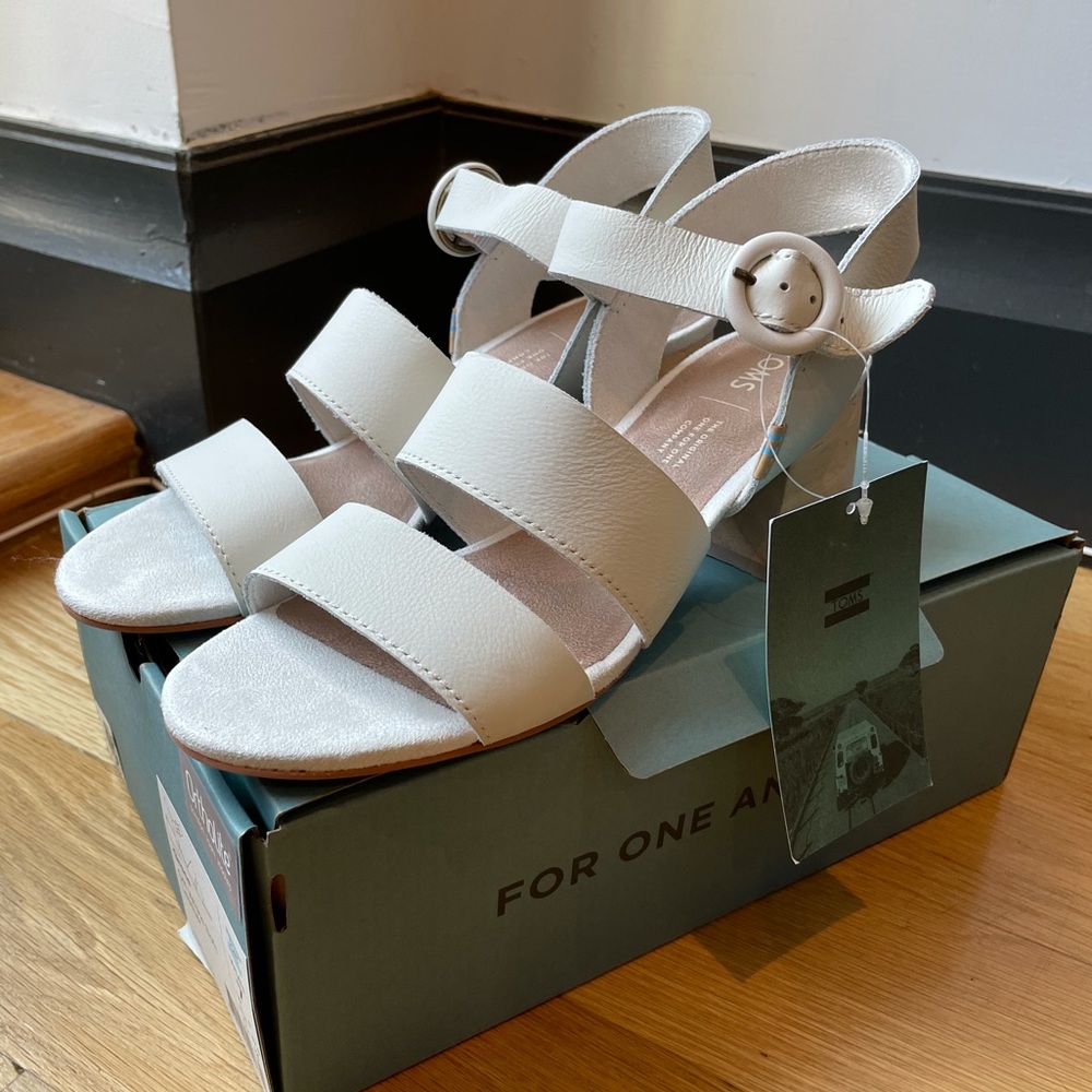 Toms Leather Grace Sandal, size 7